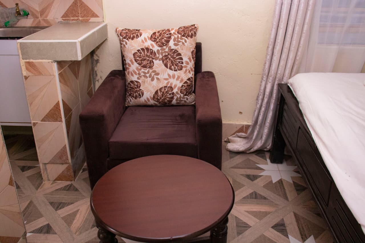 Accommodation Armchair Table